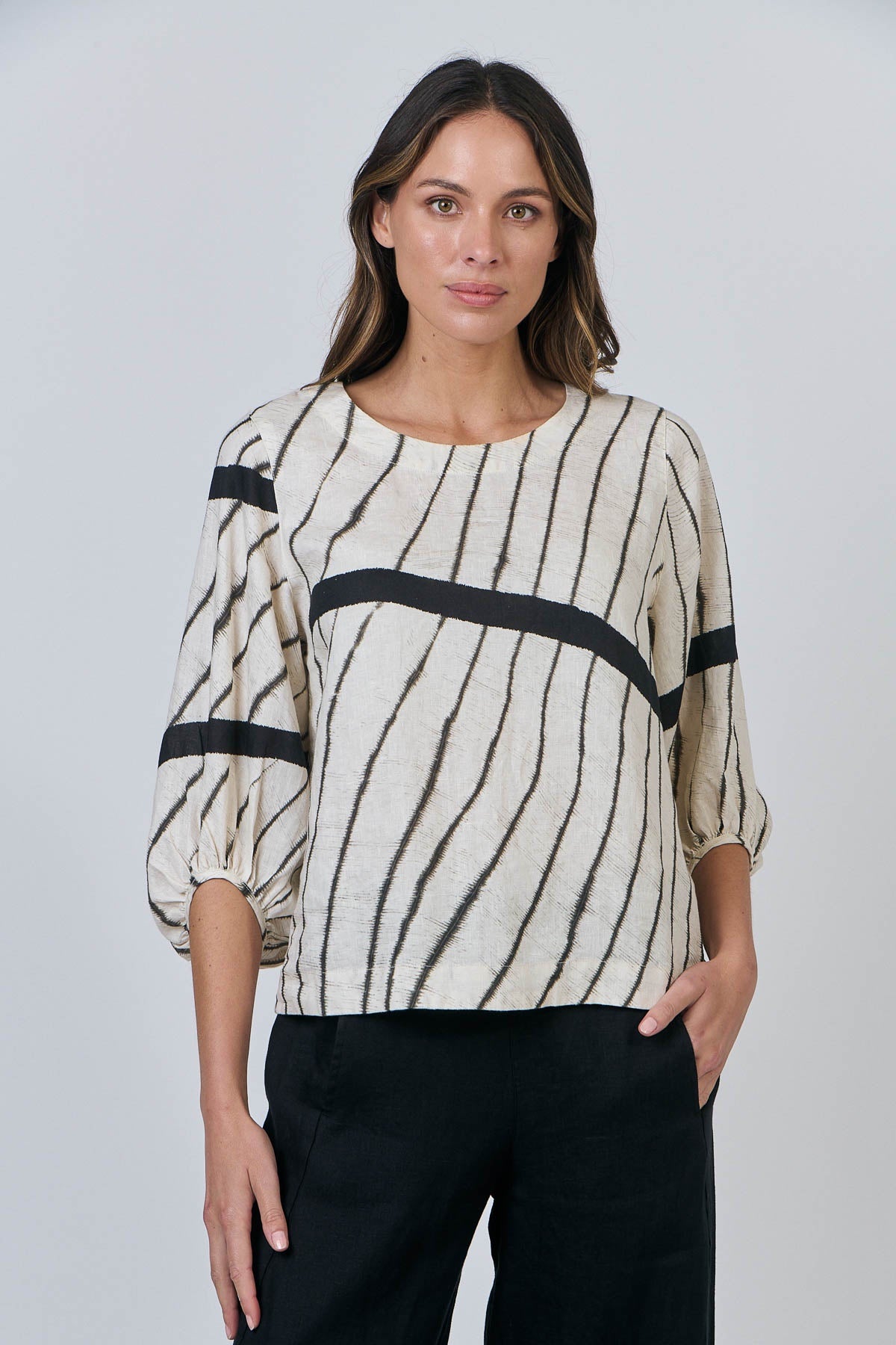 Naturals - Round-Neck Linen Blouse GA537