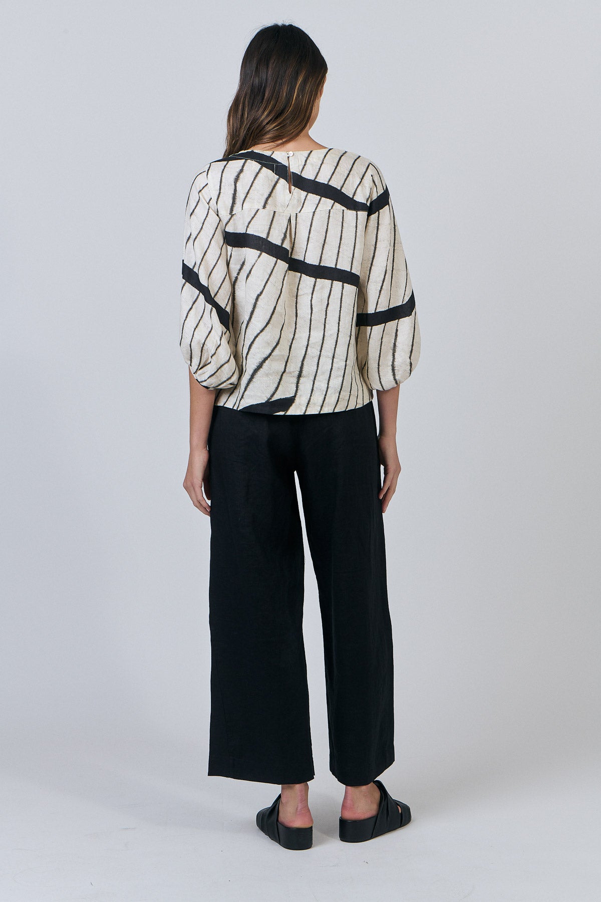 Naturals - Round-Neck Linen Blouse GA537