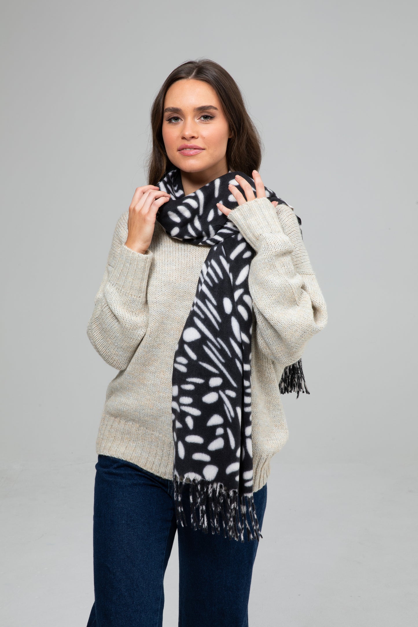 Holiday - Greta Scarf | Black HA25105