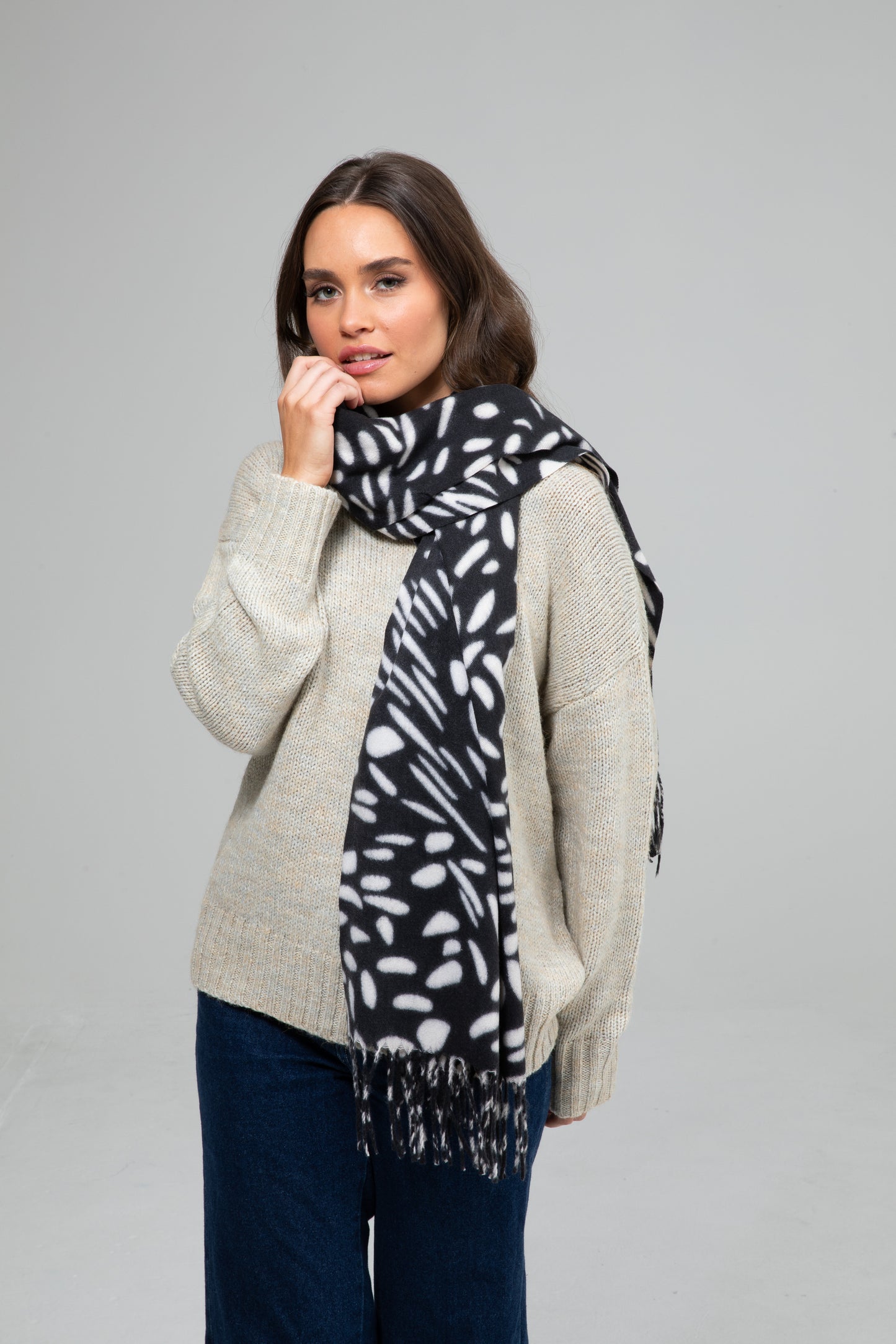 Holiday - Greta Scarf | Black HA25105