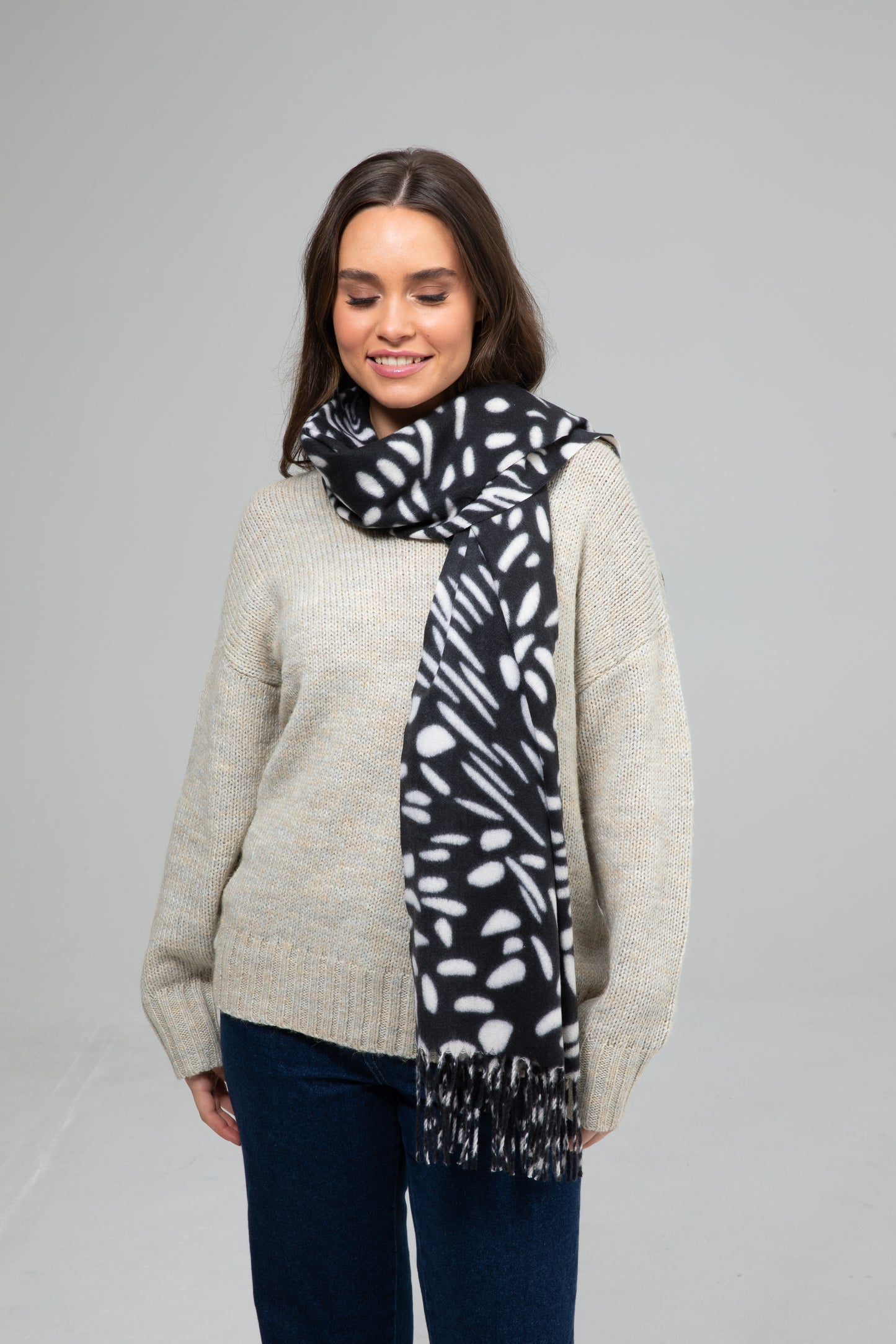 Holiday - Greta Scarf | Black HA25105