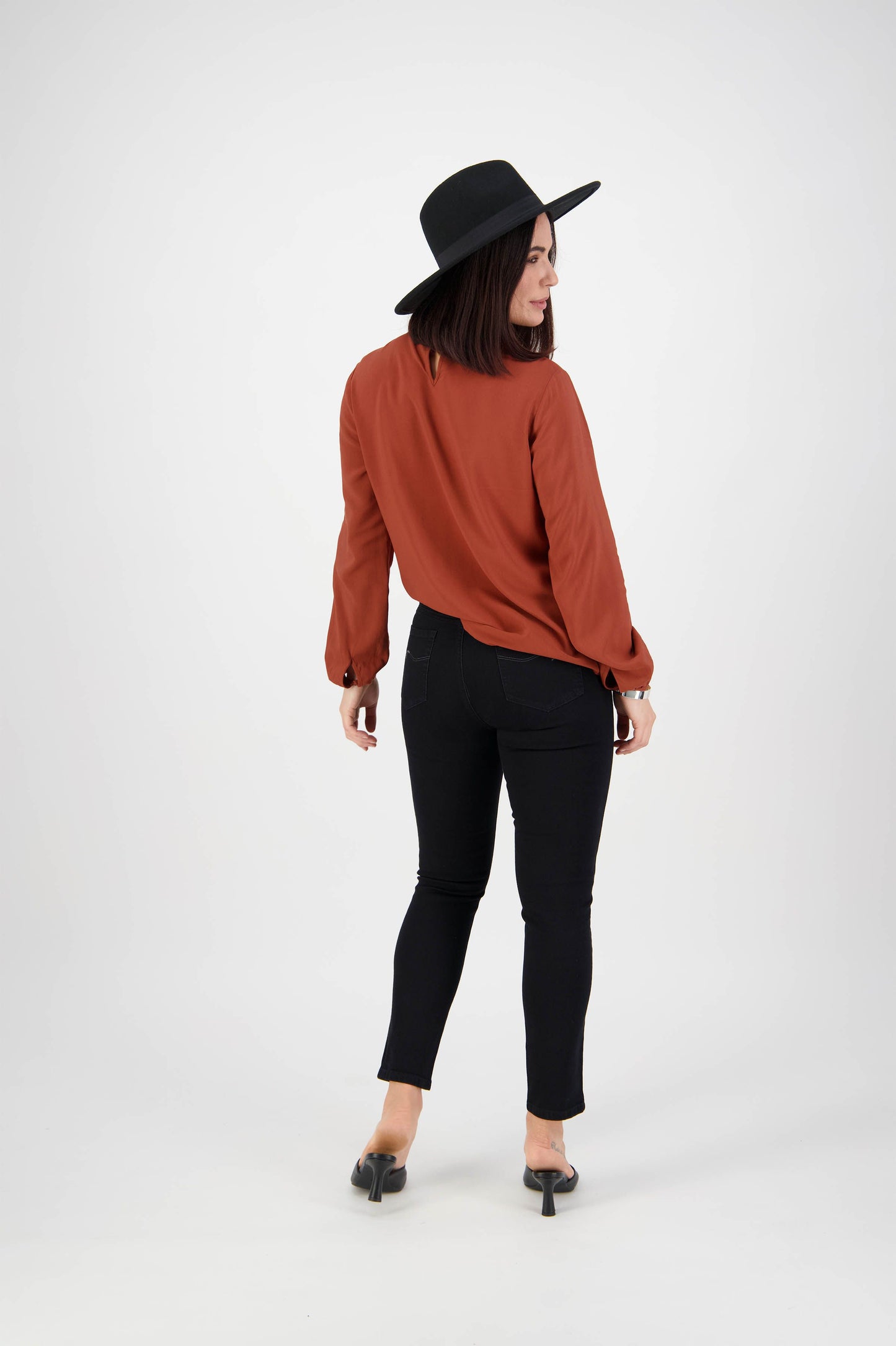 Vassalli Skinny Leg Ankle Grazer Jean | Black Denim V5744