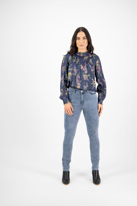 Vassalli Skinny Leg Full Length Jean in Angle Knit Denim Vintage Wash | V5990