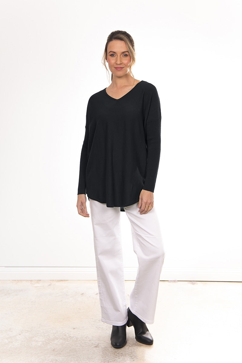 Bridge & Lord - Queen Vee Essential Pullover Black | BL4655