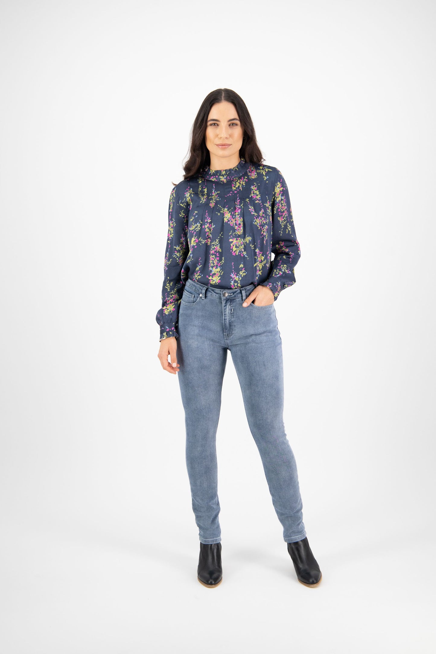 Vassalli Skinny Leg Full Length Jean in Angle Knit Denim Vintage Wash | V5990