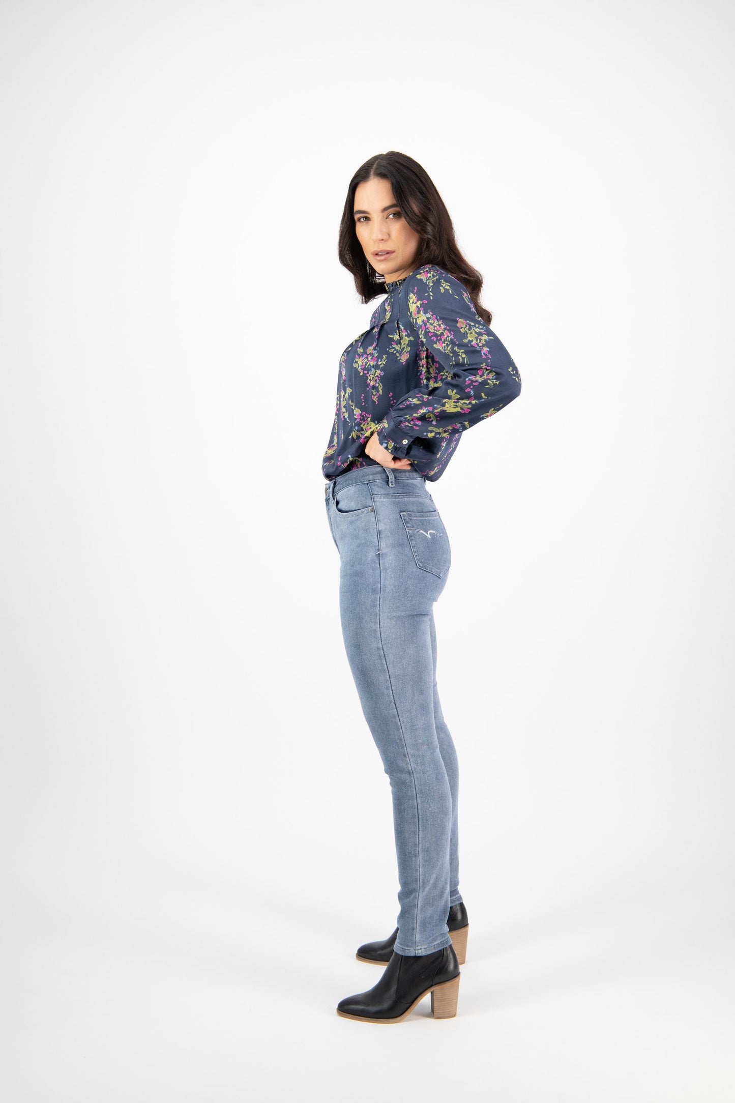 Vassalli Skinny Leg Full Length Jean in Angle Knit Denim Vintage Wash | V5990