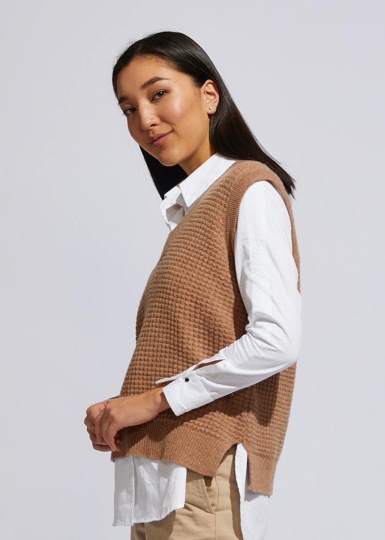 LD & CO - Textured Vest Cafe | LC6183