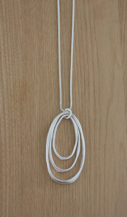 Metal Necklace: Silver Chain With Long Large Oval Trilogy Silver | LNM15